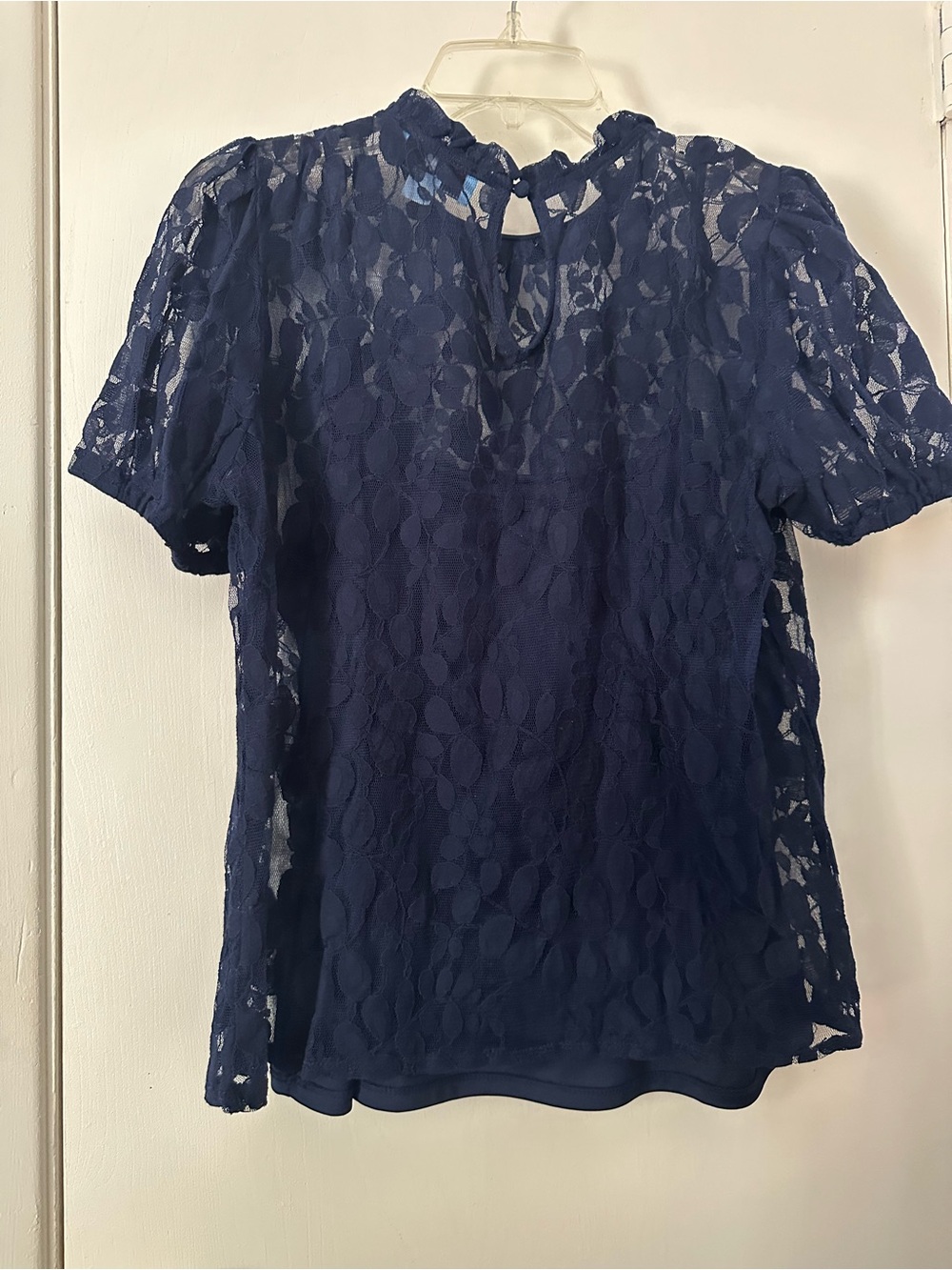 Pretty Navy Floral Lace Short-Sleeve Blouse. Formal or casual. Size medium - Picture 5 of 5